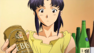 Misato z Neon Genesis Evangelion przygląda się piwu