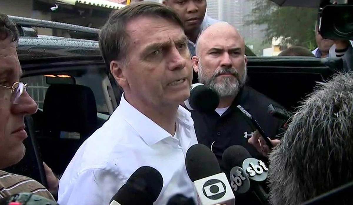 Bolsonaro diz ser contra Revalida para médicos brasileiros