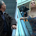 ¿Cómo Reaccionarías Si Un Desconocido Roza Tu Mano En Una Escalera Mecánica?