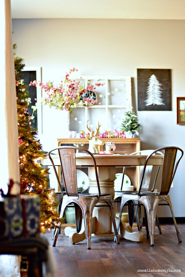 Bold pink and gold Christmas decor in this beautiful farmhouse styled dining room