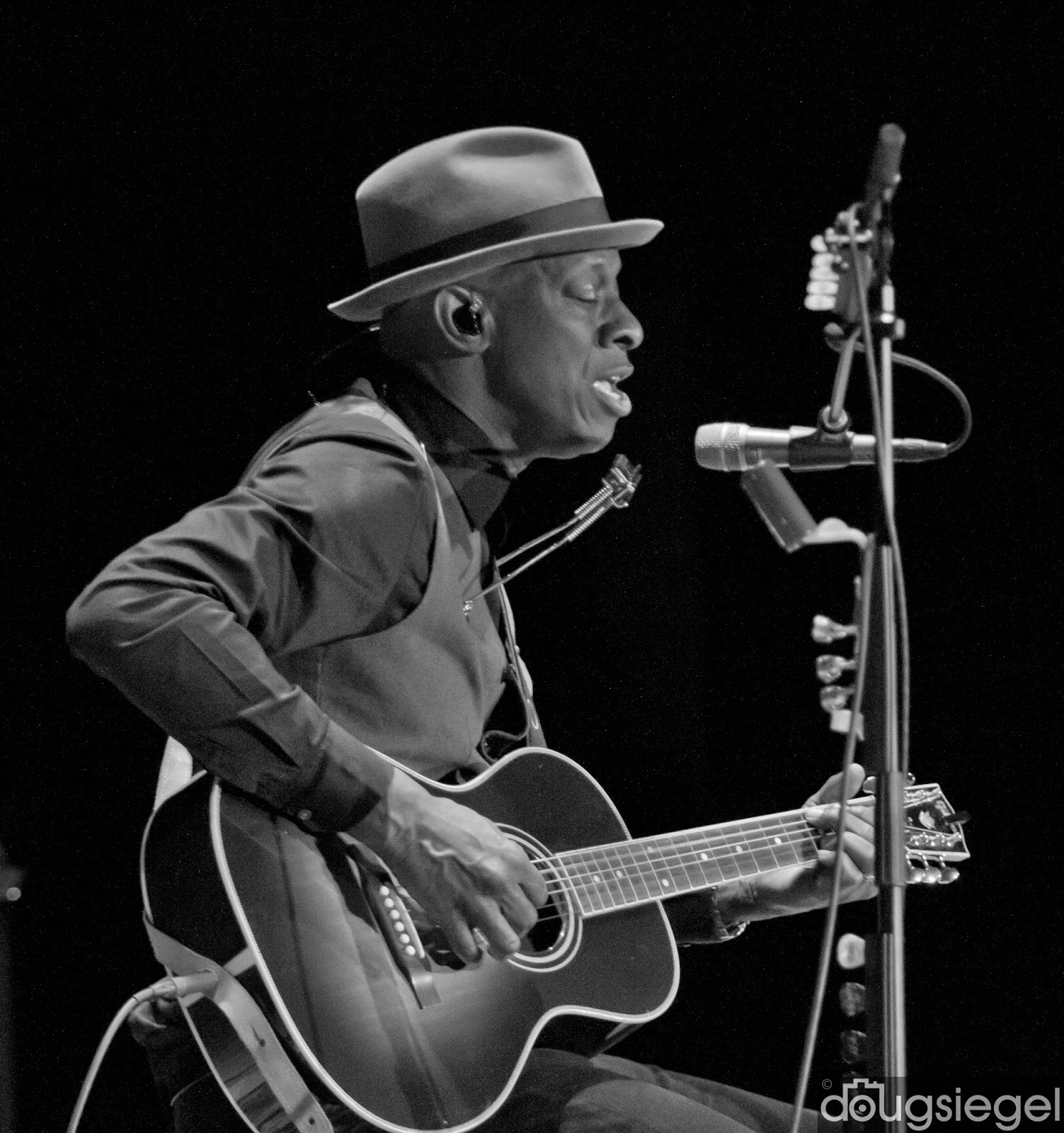 Keb Mo Performs at The Taft Theater Concert Photos Magazine Live Music News Tickets