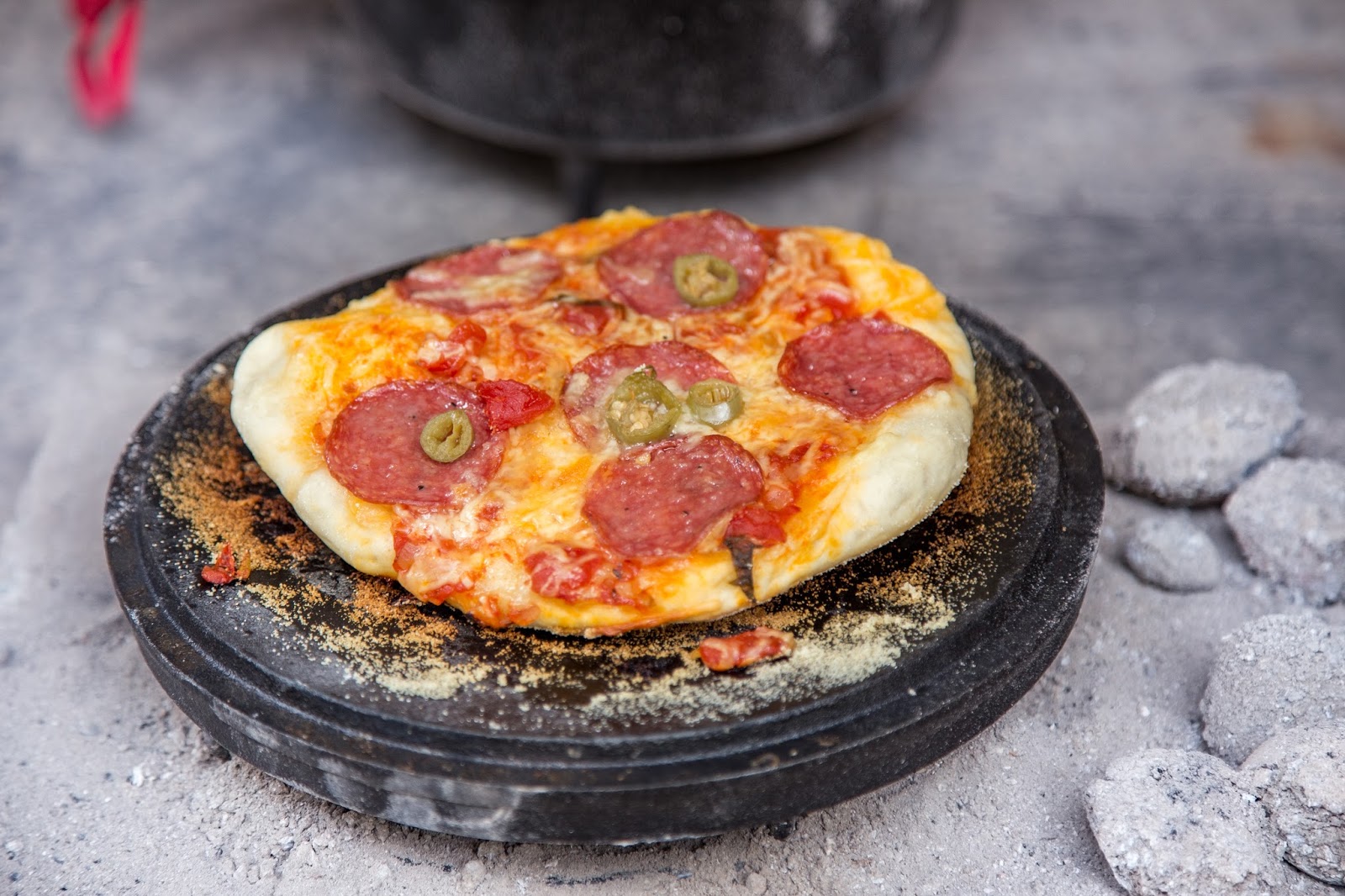 Outdoor Kitchen 03 Pizza aus dem Dutch Oven