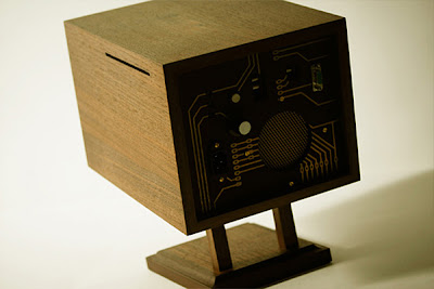 CPU de computadora recubierto en madera y con foco rojo CPU de computadora recubierto en madera