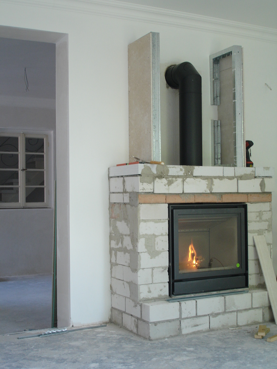 Ab aufs Land: Der Bau eines Kamins & Beton ciré