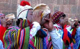 Pututos Tocando pututos en la Fiesta del Inti Raymi en Cuzco