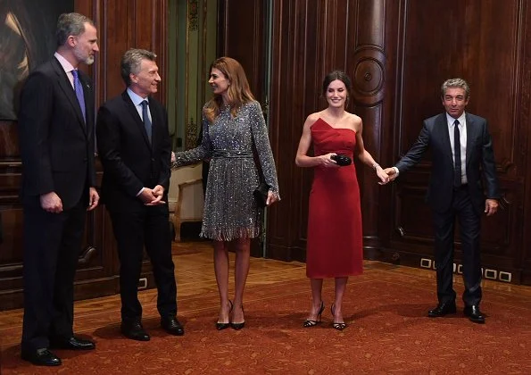 Queen Letşzşa wore a new red dress by Spanish designer Roberto Torretta. First Lady Juliana Awada is wearing grey squin dress