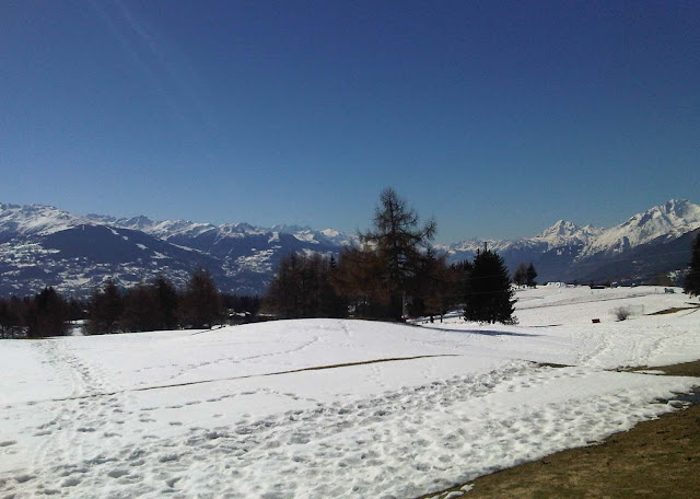 Crans Montana verschneiter Golfplatz, Schnee, Berge