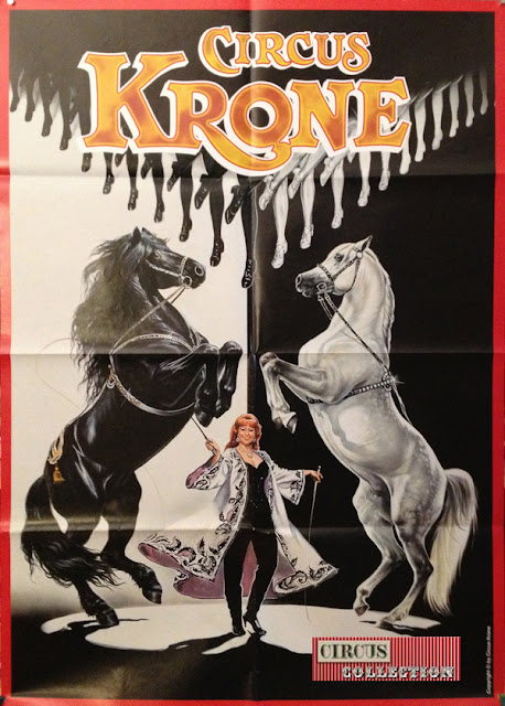 Christel Sembach Krone avec un cheval noir et un cheval blanc cambrés 
