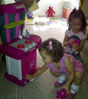Niñas jugando a la cocina