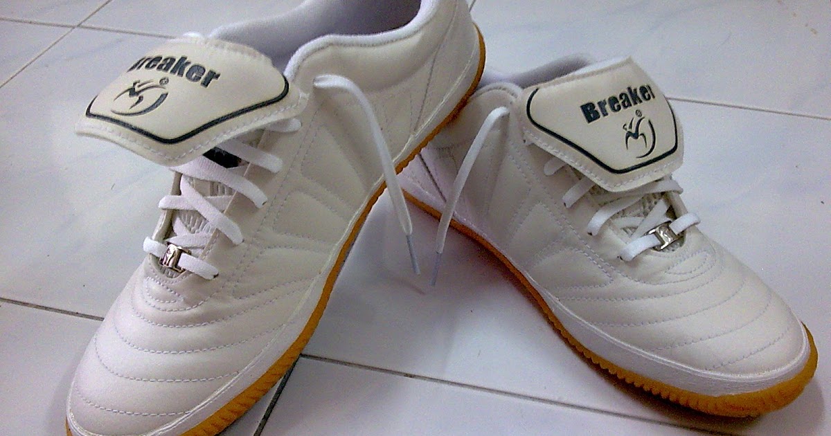 breaker futsal shoes