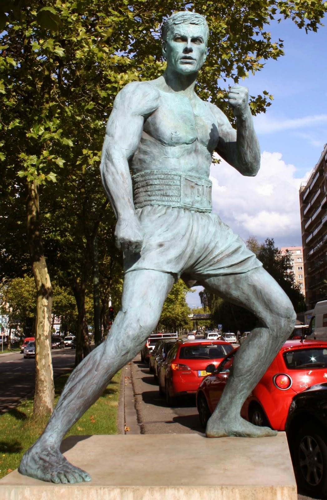 Viajar e descobrir Bélgica Bruxelas Estátua de JeanClaude Van Damme