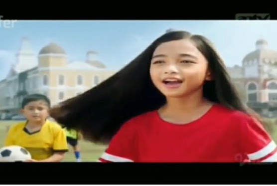 Nama Bintang Artis Di Iklan Shampo Lifebuoy Terbaru Saat Bermain Bola Di Lapangan Media Gumukmas