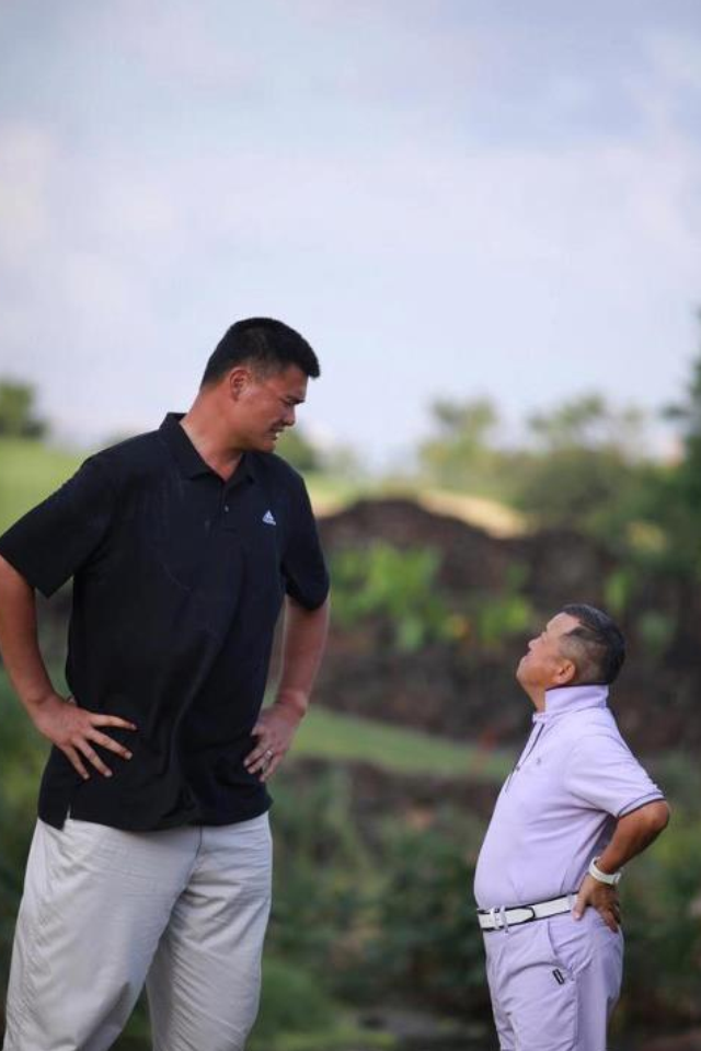 высокий сын. сын выше отца ростом. сын выше папы ростом. папа и сынок. сын выше папы ростом.