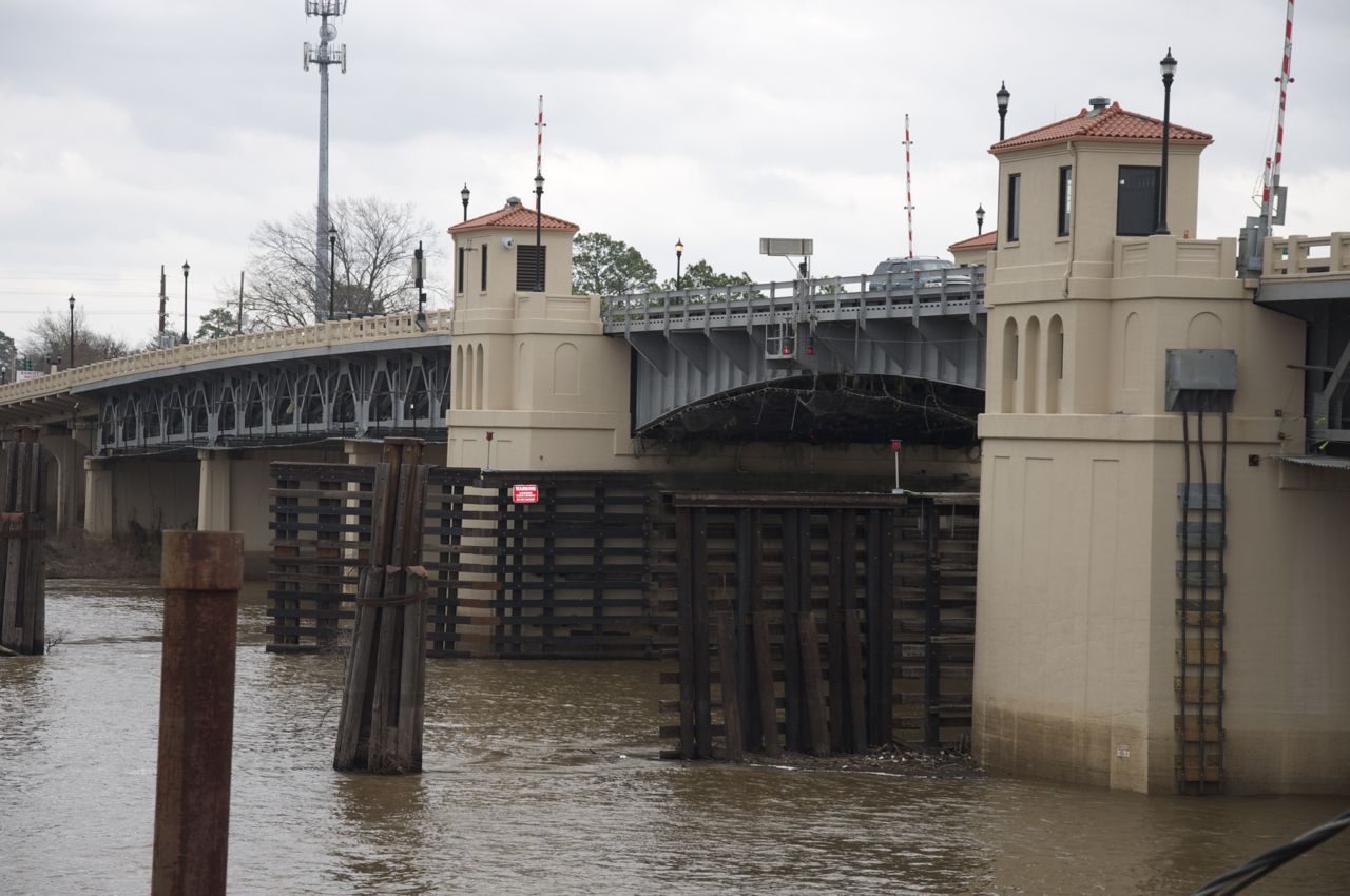 Suzassippi's Lottabusha County Chronicles Louisville Avenue Bridge