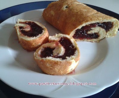 rotolo con gelatina di thè ai frutti rossi