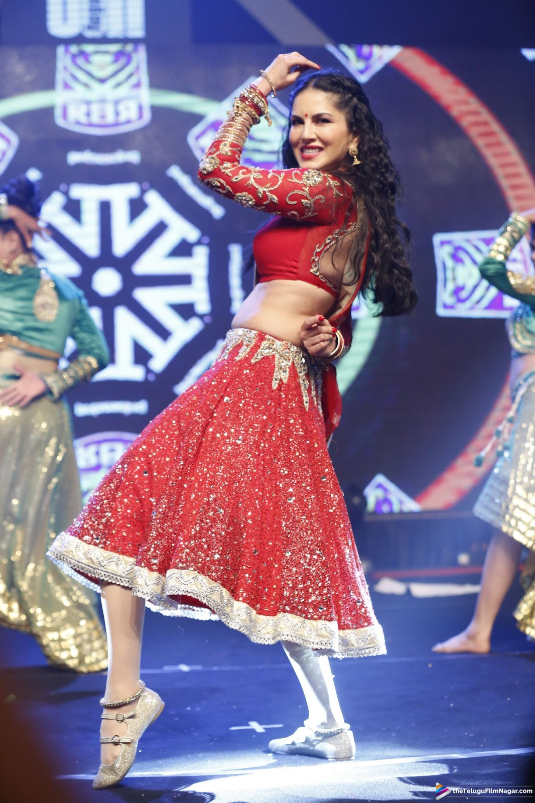 Sunny Leone Dance Perform