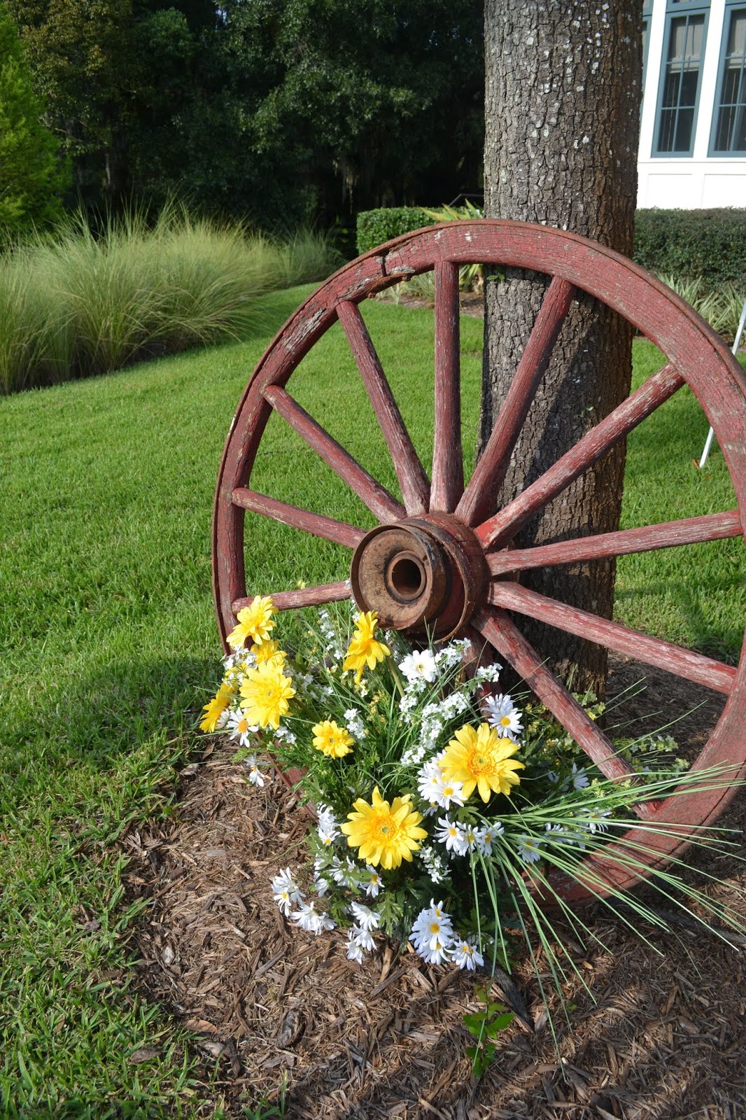 Two Men and a Little Farm WAGON WHEEL YARD DECOR INSPIRATION THURSDAY