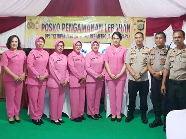 Jelang Buka Puasa, Bhayangkari Ranting Polsek Kembangan Bagi-bagi Makanan ke Personil Pos Pam Ketupat Jelang Buka Puasa, Bhayangkari Ranting Polsek Kembangan Bagi-bagi Makanan ke Personil Pos Pam Ketupat