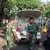 Anggota Koramil 0808/14 Kesamben Bantu Evakuasi Korban Kecelakaan