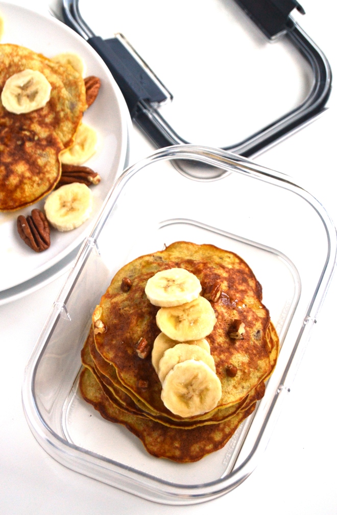 Flourless Banana Nut Pancakes require only 4-ingredients, are ready in 10 minutes and are nutritious with pecans, bananas, oats and eggs. That's it! www.nutritionistreviews.com
