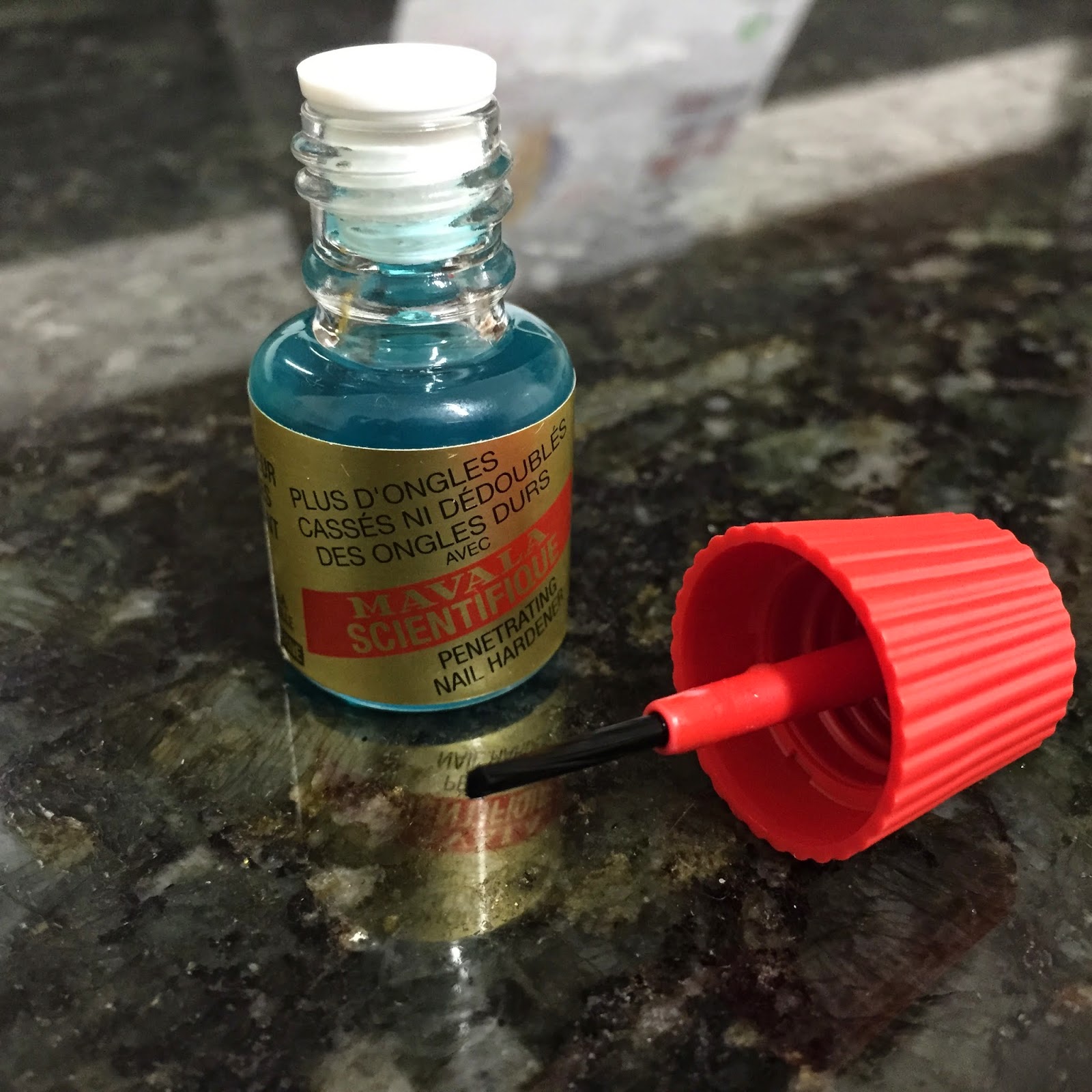 C'est Camouflage Mavala Scentifique endurecedor de unhas.