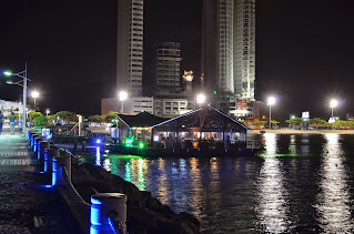 Muelle de Camboriu de noche, con barcos y edificios a la vista