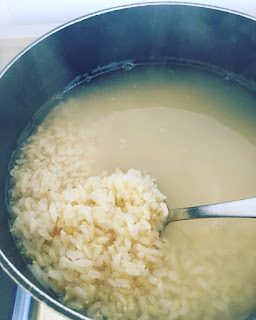 Poke bowl de camarones con arroz integral