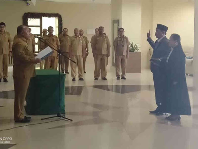 Piterson Rangkoratat Lantik Julius Wuarlela jadi Kades Wabar Piterson Rangkoratat Lantik Julius Wuarlela jadi Kades Wabar