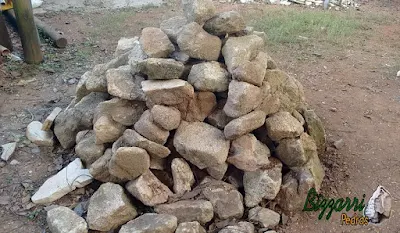 Pedra para piso de pedra, tipo pedra moledo, com espessura de 10 cm a 20 cm.
