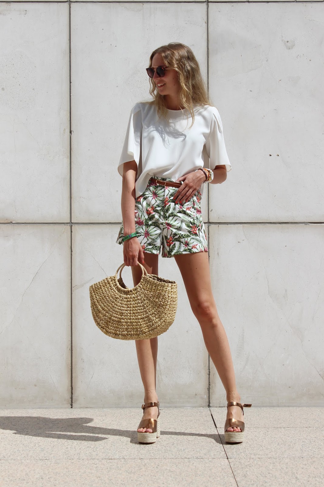 tropical-shorts-street-style-look-straw-bag-straw-heels