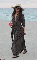 Priyanka Chopra on the beach Day 3 with friends in Miami Exclusive Pics 008.jpg Priyanka Chopra on the beach Day 3 with friends in Miami Exclusive Pics 008.jpg