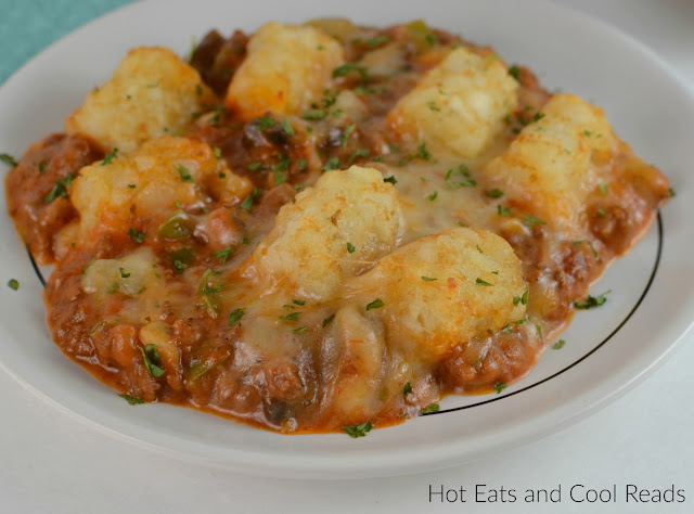 A delicious family friendly casserole! Perfect for weeknights, or even Sunday dinner! Pizza Tater Tot Hotdish Recipe from Hot Eats and Cool Reads