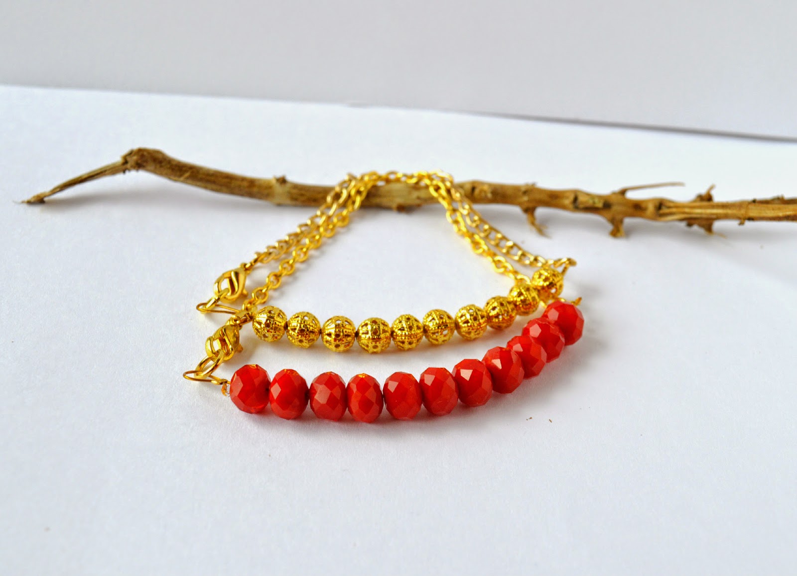http://happygirlycrafty.blogspot.gr/2015/02/dainty-beads-and-chain-bracelets-diy.html