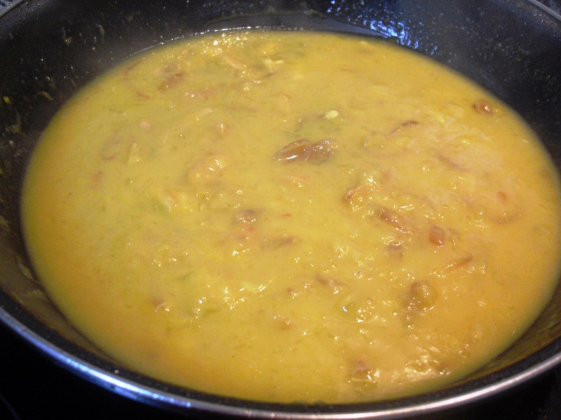 Cocinando la salsa de naranja con la miel y la maizena para que espese