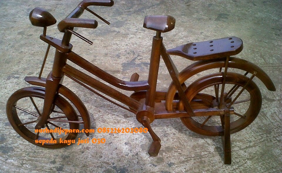 sepeda kayu jati, sepeda kecil dari kayu, sovenir,keajinan kayu jati,hiasan meja kerja, 150 ribu, barang unik, barang langka,