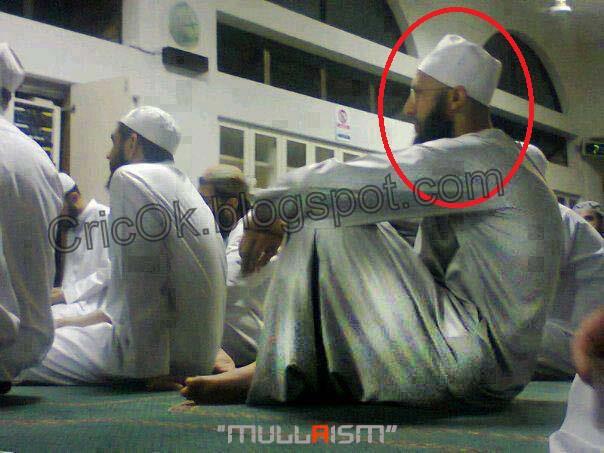 Just Cricket: Hashim Amla in Mosque