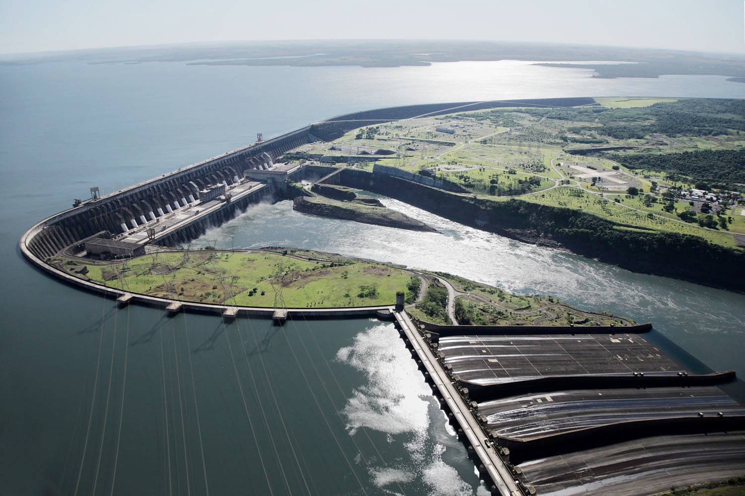 Создание крупных водохранилищ приводит к понижению уровня. Итайпу Бразилия ГЭС. Плотина Итайпу в Парагвай. Плотина Итайпу в Бразилии. Гидроэлектростанция Итайпу.