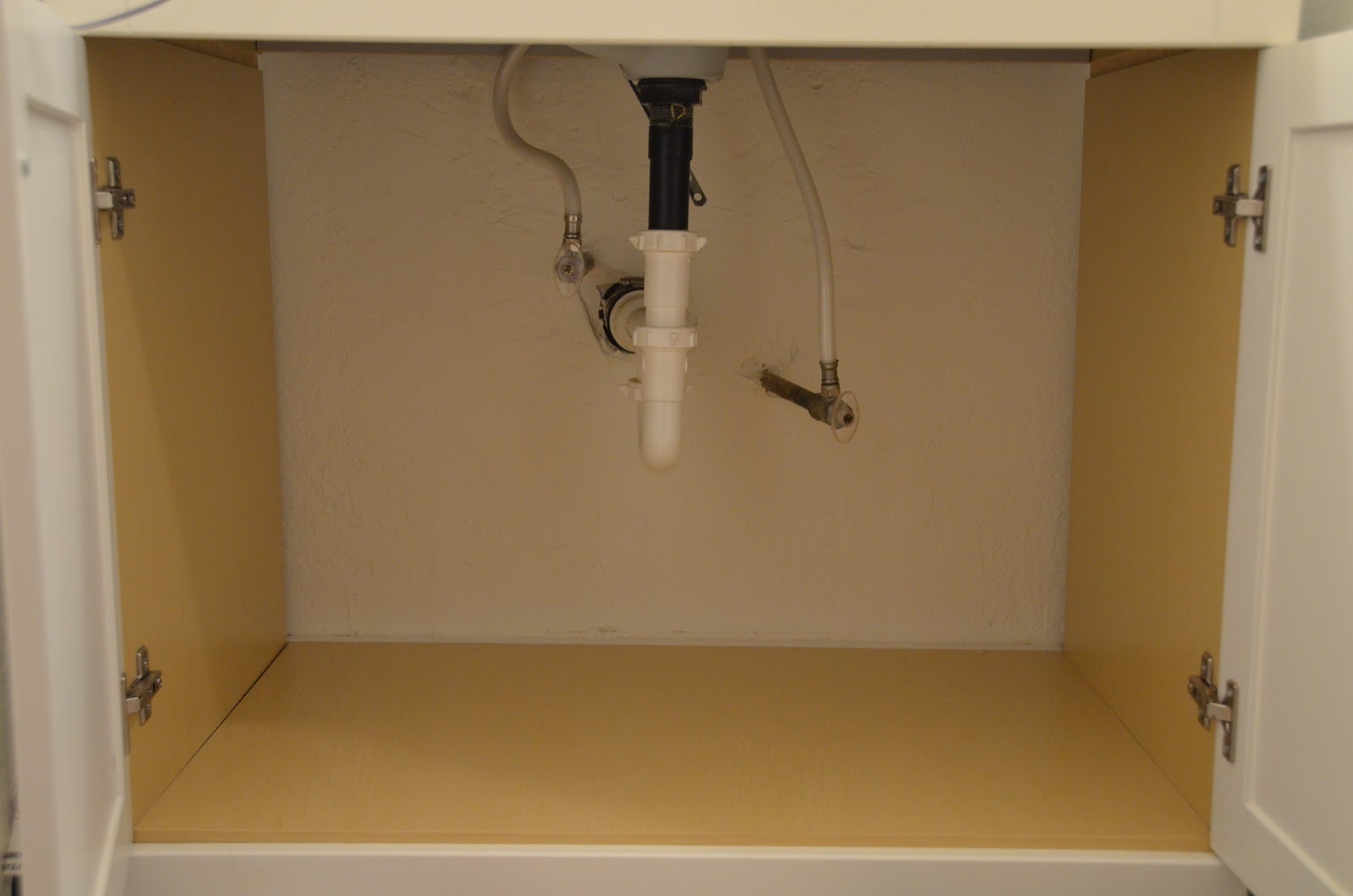 установка тумбы под мойку на кухне