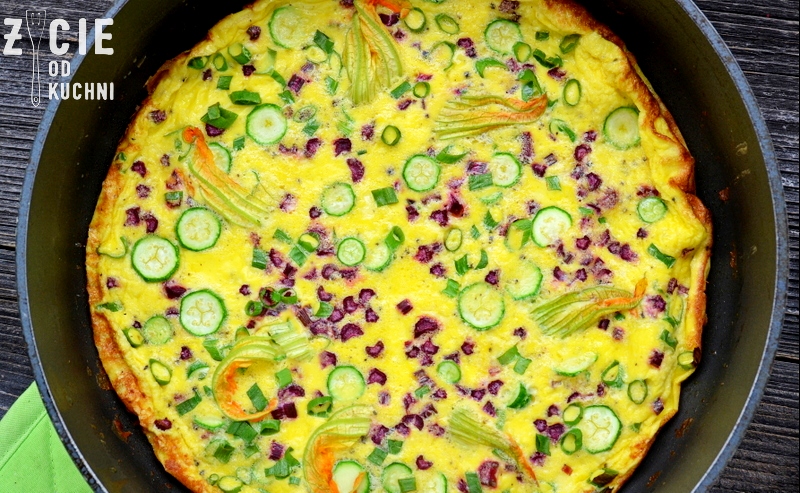 omlet, omlet z kwiatami cukinii, kwiaty cukini, jak przygotowac kwiaty cukinii, jak zrobic omlet, kwiaty jadalne, blog, zycie od kuchni