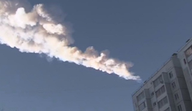 Meteorito cai na Rússia e 400 pessoas ficam feridas