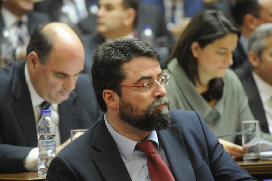 Άγριος ξυλοδαρμός του βουλευτή της Ν.Δ. Βασίλη Οικονόμου από κουκουλοφόρους - Μεταφέρθηκε στο νοσοκομείο  