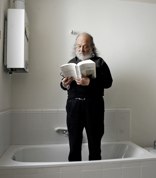 Andrés Sorel, fotografiado leyendo a Gombrowicz en 2006. Fotografía: Ricardo Cases