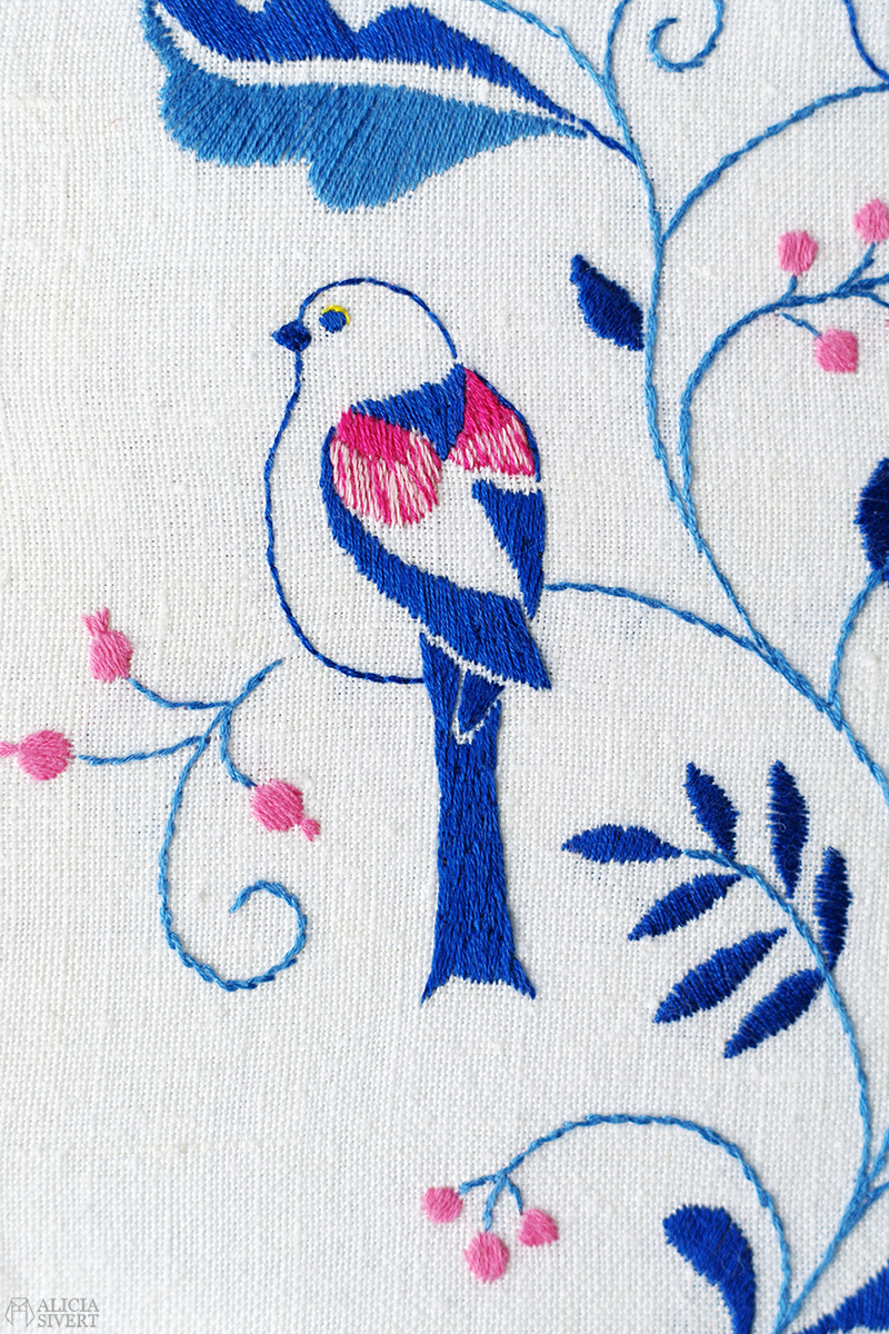 "Stjärtmesar i Blekingesöm", long tailed tits embroidery by Alicia Sivertsson. aliciasivert fritt broderi handbroderi blekingesöm stjärtmes stjärtmesar fåglar rosa gult blått vårfärg frihandbroderi free hand embroidery needlework hoop art textile textilkonst skapa skapande kreativitet sy brodera måla med tråd fågel fåglar long tailed tits tit tistel blomma blommor blekinge söm landskapssöm landskapssömmar bygdebroderi plattsöm schattérsöm bottensöm stjälkstygn stygn söm handarbetets vänners skola vänner