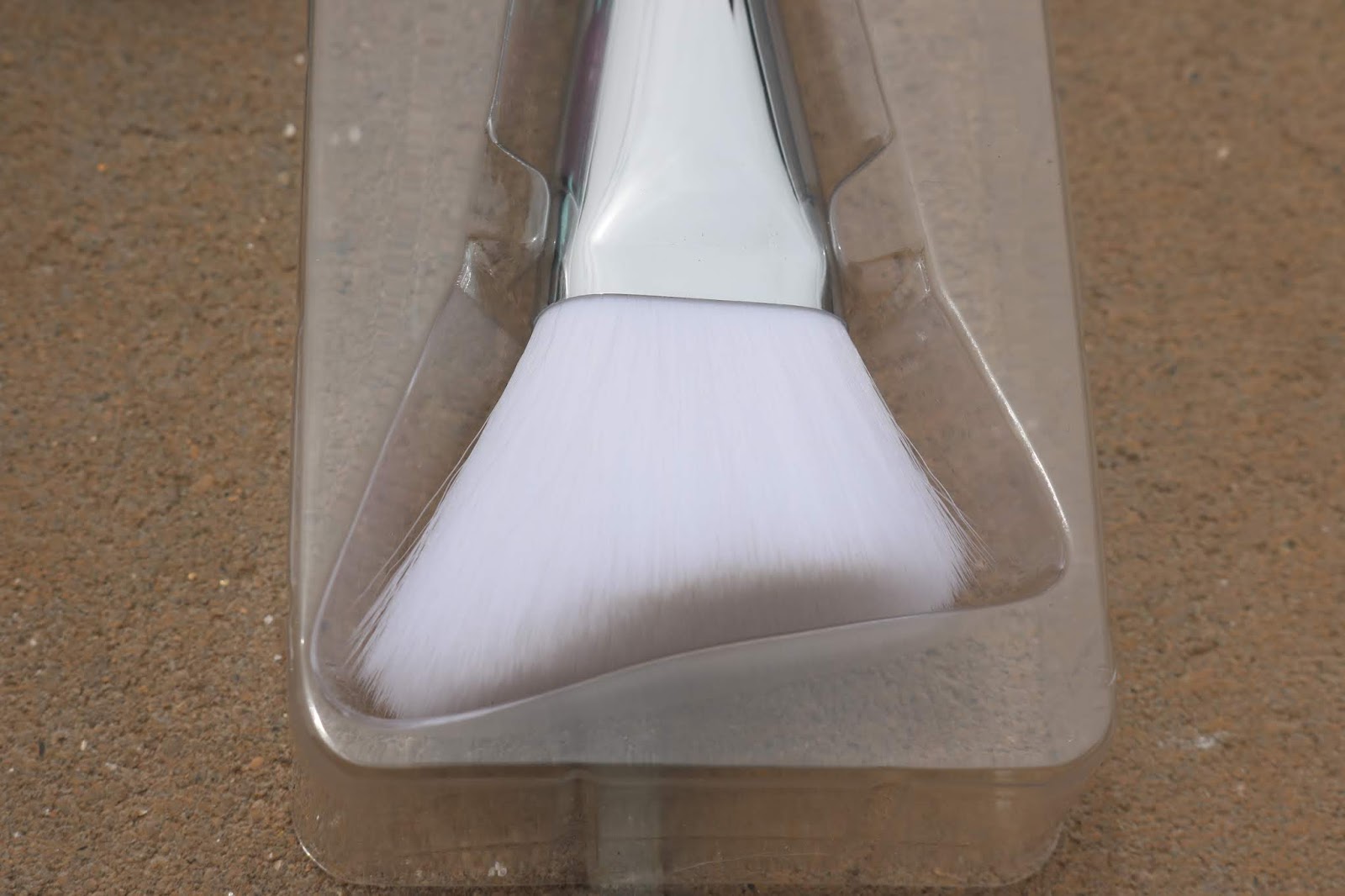 IT Cosmetics Heavenly Skin Skin-Hugging Foundation Brush No. 707
