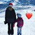 Angélica posa com a filha, Eva, na neve