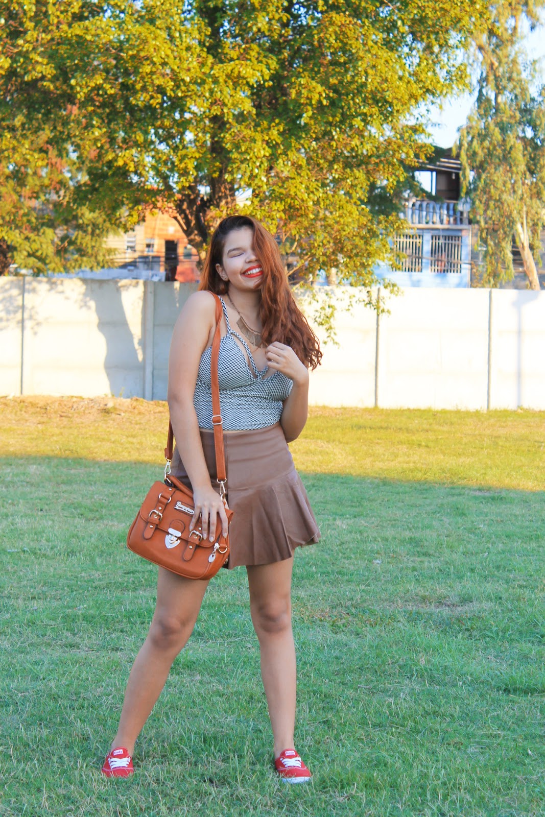 Look casaco suede, cropped preto e branco, cidade da moda, she in, keds vermelho, look tenis vermelho, look tons terrosos, saia de couro fake marrom, look lojas de departamento, look inverno, ingrid gleize Look casaco suede, cropped preto e branco, cidade da moda, she in, keds vermelho, look tenis vermelho, look tons terrosos, saia de couro fake marrom, look lojas de departamento, look inverno, ingrid gleize