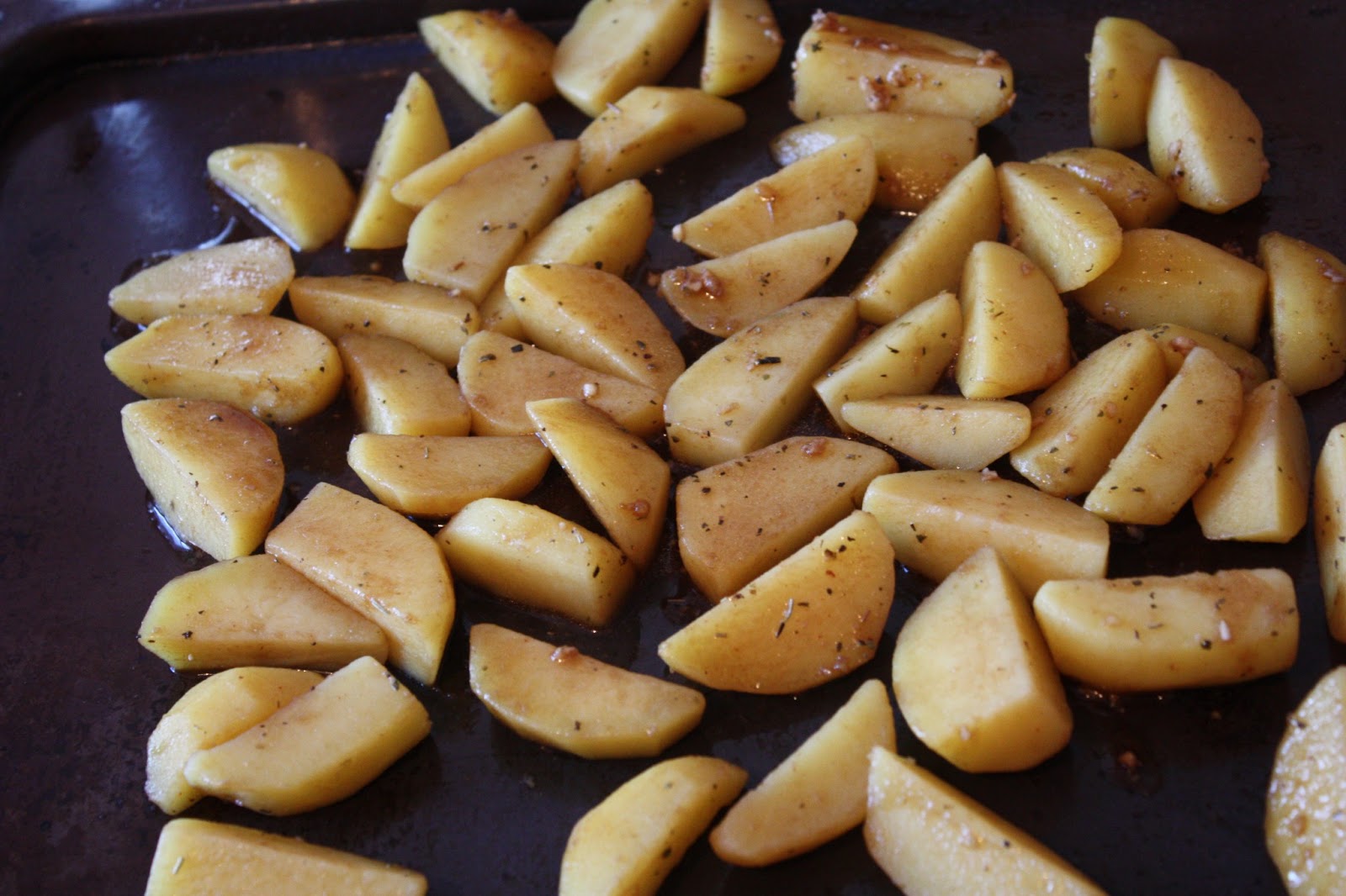 Печеные дольки. Ломтики картофеля. Картошка ломтиками в духовке. Картофель дольками. Картофель дольками в духовке.
