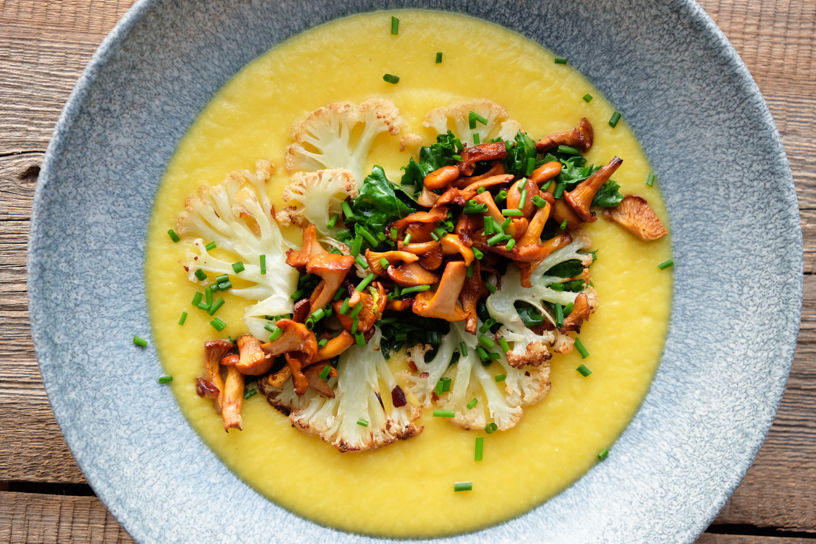 Aet köögis Safranikollane lillkapsa püreesupp kukeseente ja röstitud