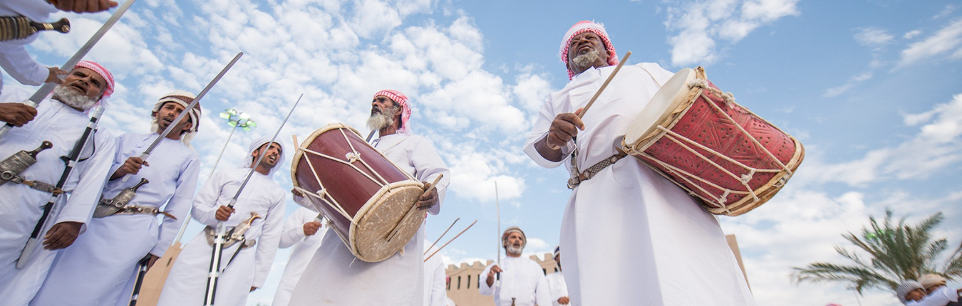Коло омани. Маскатский фестиваль Оман. Оман национальные праздники. Оман жители. Оман население.