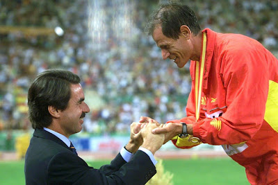 Abel Antón recibe una medalla de manos de Aznar